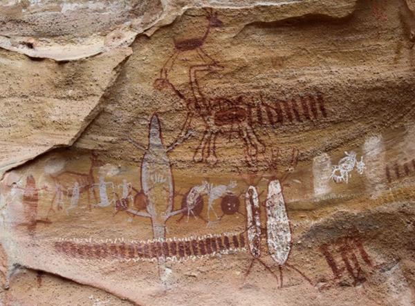  Pinturas rupestres na caverna da Serra da Capivara remonstam cenas de caça dos mais antigos de habitantes.(Imagem:Pedro Santiago/G1 )