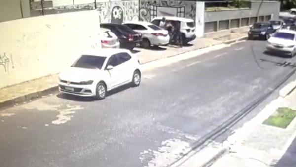 Criminosos roubam carro e levam mulher como refém em Teresina(Imagem:Reprodução)