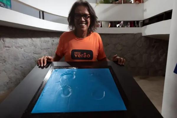 Corredora Carmem de Oliveira, primeira brasileira a vencer a prova desde que ela se abriu para a participa&ccedil;&atilde;o de estrangeiros, tamb&eacute;m deixou sua marca em uma das placas . (Imagem:Paulo Pinto/Ag&ecirc;ncia Brasil )