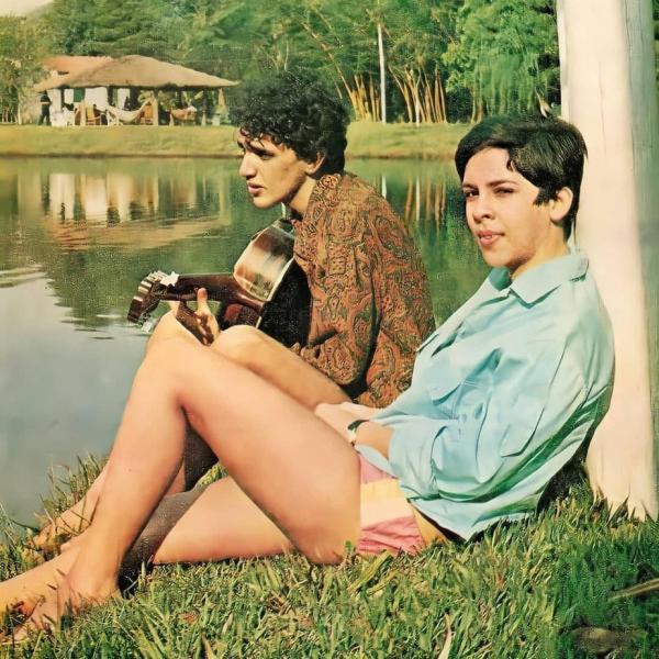 O canto cristalino de Gal Costa obviamente extrapola o cancioneiro de Caetano. Ao longo dos anos 1970, Gal foi voz fundamental para propagar compositores como Luiz Melodia (1951 ?(Imagem:Reprodução)