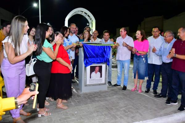 Vereadores participam da inauguração do Largo Raimundo Marreiros, bairro Ibiapaba de Floriano(Imagem:Divulgação)