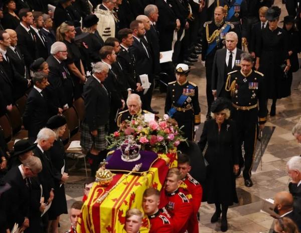 Rei Charles III ao lado da rainha consorte, Camilla, e seguido pelos irmãos, a princesa Anne e seu marido, Timothy Lawrence, o príncipe Andrew e o príncipe Edward, com sua mulher S(Imagem:Getty Images)