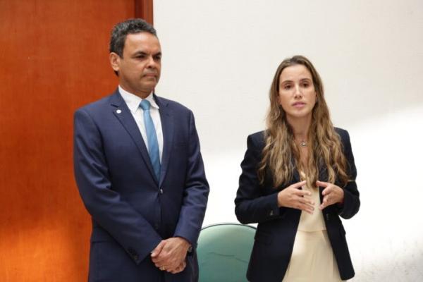 Deputado Gil Carlos e Daniele Aita no lançamento da carteira digital do Iaspi.(Imagem:Régis Falcão)