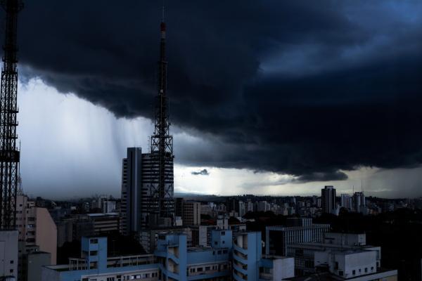 Foto de arquivo mostra São Paulo sob nuvens carregadas; próximos dias serão de chuva, frio e até neve em boa parte do país.(Imagem:Getty Images via BBC)