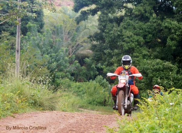 Competidores de moto e bike encaram riachos, lama, pedras e belezas no Desafio Enduro do Jenipapo(Imagem:Geyrlis Silva)
