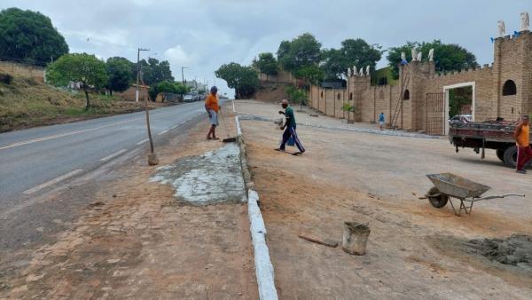 Infraestrutura implanta bueiro e recupera calçamento, sarjeta e meio fio em bairros de Floriano(Imagem:SECOM)