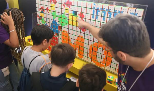Estudantes participam das atividades do Festival Nacional da Matem&aacute;tica (FestMat) 2024 na Marina da Gl&oacute;ria, no Rio de Janeiro.(Imagem:Tomaz Silva/Ag&ecirc;ncia Brasil)