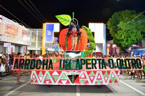 Desfile de escolas de samba e shows na beira-rio marcam o último dia do Carnaval de Floriano.(Imagem:Secom )