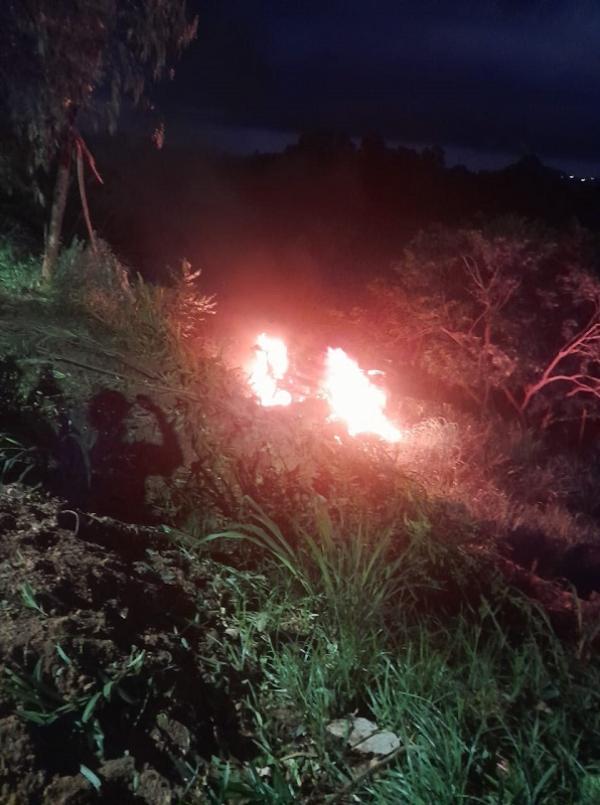  Carro pega fogo e tem perda total após descer ribanceira em Floriano.(Imagem:Divulgação)
