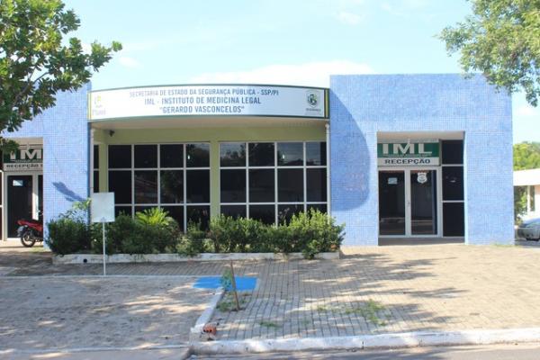 Após a perícia, corpo foi levado para o Instituto de Medicina Legal, em Teresina.(Imagem:Lucas Marreiros / G1)