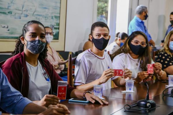 Mais de 180 mil chips com tecnologia 4G foram entregues aos alunos com o objetivo de ampliar o acesso às plataformas educacionais.(Imagem:Divulgação)