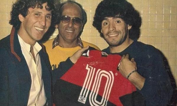  Maradona recebe camisa do Flamengo das mãos de Zico e George Helal.(Imagem:Reprodução )