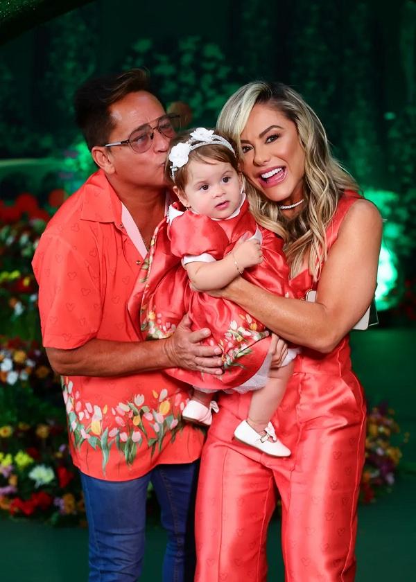 Leonardo e Poliana Rocha curtiram festa da neta Maria Flor.(Imagem:Manu Scarpa/Brazil News)