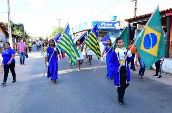 Escolas Municipais antecipam o desfile de 7 de setembro pelos bairros de Floriano(Imagem:Secom)