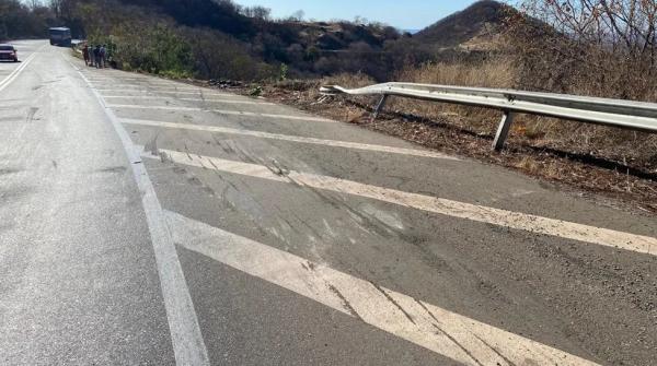  Caminhão tomba em curva e capota com carga de carne na BR-316, no Piauí.(Imagem: Polícia Rodoviária Federal )