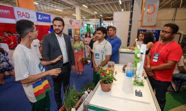 Estudantes de escola de tempo integral de Teresina apresentam horta vertical automatizada no Congresso das Cidades.(Imagem:Letícia Santos)