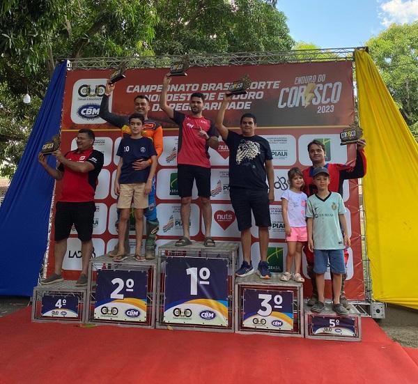 Pilotos de vários municípios encaram trilhas técnicas no Enduro do Mel.(Imagem: Divulgação)