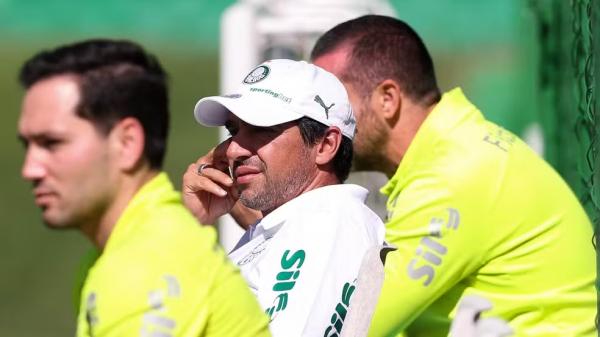 Abel Ferreira durante treino do Palmeiras na Academia de Futebol.(Imagem:Cesar Greco)