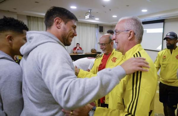  Diego Alves com Dorival Júnior, antes do jogo com o Internacional, no sábado passado.(Imagem:Marcelo Cortes / Flamengo )