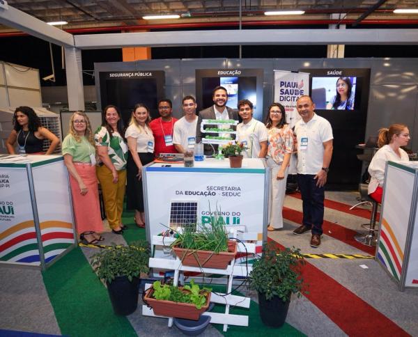 A iniciativa alia robótica, reaproveitamento de água e energia solar em um sistema simples e eficiente.(Imagem:Letícia Santos)