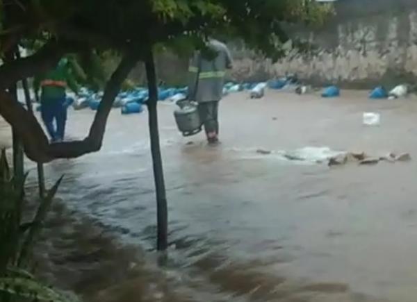 Botijões de gás são arrastados pela água da chuva em Piripiri.(Imagem:Reprodução)