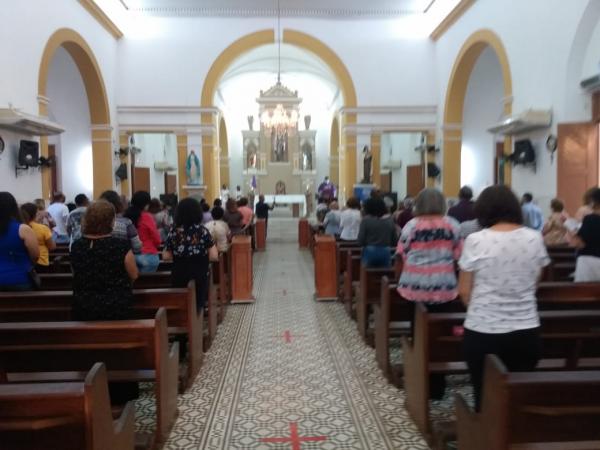 Fiéis da Igreja Católica celebram a Quarta-Feira de Cinzas em Floriano(Imagem:FlorianoNews)