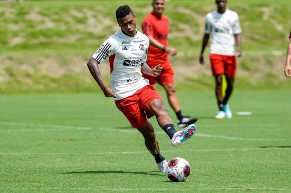 Matheus França em treinamento pelo Flamengo.(Imagem:Marcelo Cortes)