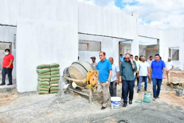 Prefeito Antônio Reis visita obras de reestruturação de escolas da rede municipal.(Imagem:Secom)