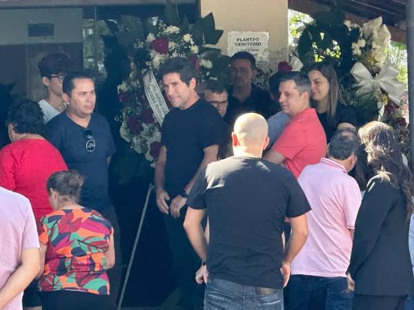 Cantor Daniel durante o velório da mãe, Maria Aparecida, em Brotas.(Imagem:João Victor Neo/EPTV)