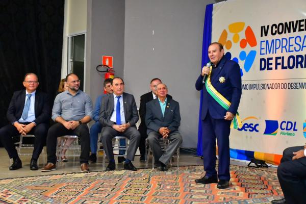  Presidente Joab Curvina representa a Câmara Municipal na IV Convenção Empresarial de Floriano.(Imagem:CMF)