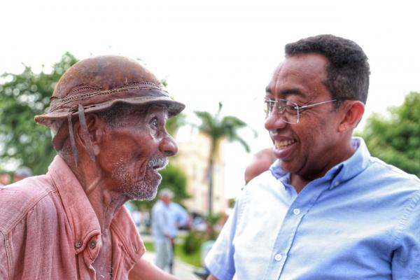 Joel Rodrigues cumpre agenda movimentada no final de semana e &eacute; abra&ccedil;ado pelo povo.(Imagem:Ascom)
