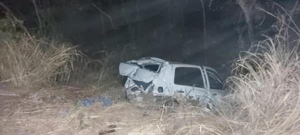 Carro saiu da pista após a colisão com ônibus na BR-316, em Teresina.(Imagem: Ravi Marques/TV Clube)