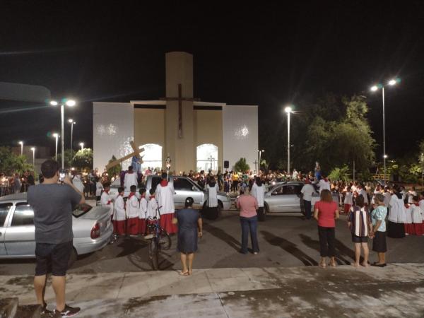 Fiéis participam da tradicional procissão do 