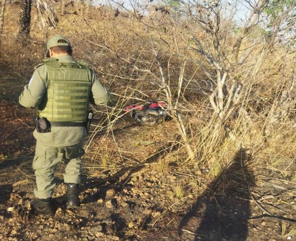 Polícia Militar de Floriano recupera motocicleta roubada em matagal.(Imagem:Divulgação)