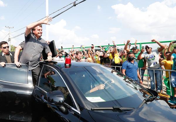 Virei boiola, igual maranhense, diz Bolsonaro no Maranhão após beber refrigerante rosa(Imagem:Reprodução)