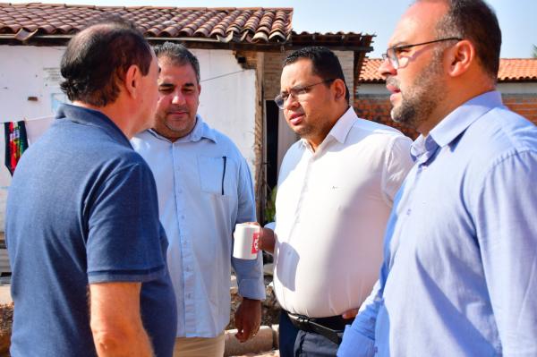 Vereadores acompanham prefeito Antônio Reis em visita a obras de calçamento (Imagem:CMF)