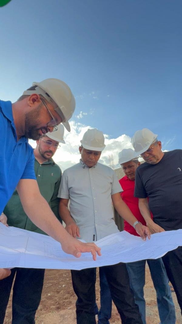 Deputado Dr. Francisco visita obra do CER em Uru&ccedil;u&iacute;.(Imagem:Ascom)