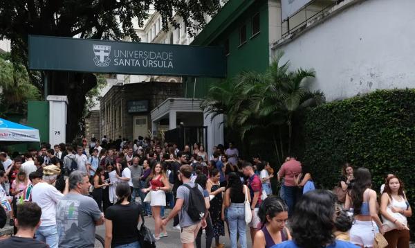 Candidatos chegam para o primeiro dia de provas do Exame Nacional do Ensino Médio (Enem), na Universidade Santa Úrsula, em Botafogo.(Imagem:Fernando Frazão/Agência Brasil)
