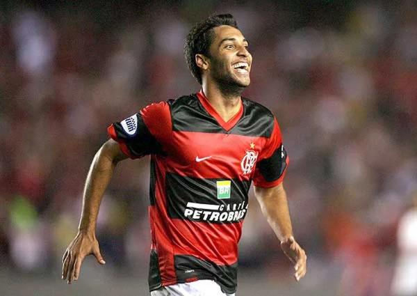 Ibson comemora pelo Flamengo. Meia jogou três vezes pelo clube.(Imagem:Alexandre Cassiano/O Globo)