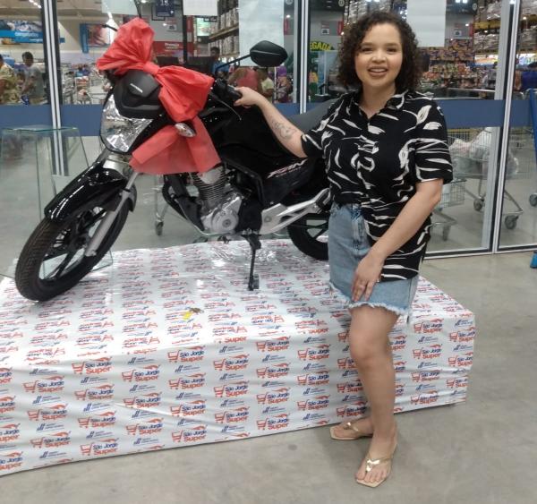 Adjane Brito, ganhadora da 3ª motocicleta da promoção do 