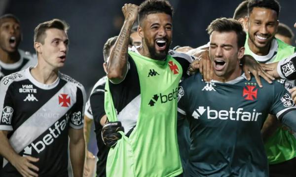 Léo Jardim brilha defendendo duas penalidades máximas.(Imagem:MATHEUS LIMA/VASCO/DIREITOS RESERVADOS)