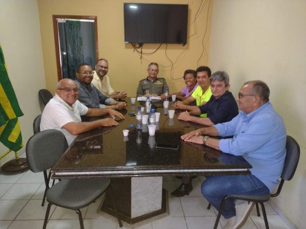 Vereadores de Floriano se unem ao novo comandante da Polícia Militar para fortalecer a segurança pública.(Imagem:FlorianoNews)