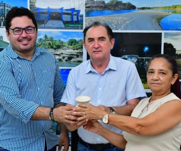 Vereador Magno Weverson, prefeito Antônio Reis e Dona Mercês, presidente da Cooargila.(Imagem:Reprodução/Instagram)