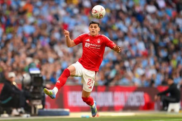 Ramon Sosa, atacante do Nottingham Forest.(Imagem:Jon Hobley/MI News/NurPhoto via Getty Images)