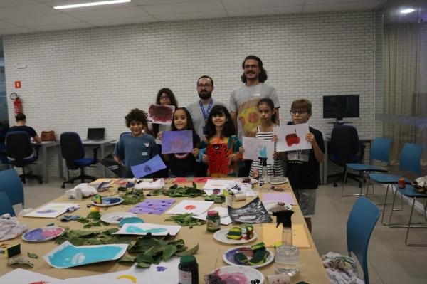 A atividade com flores, folhas e tintas foi comandada pelo artista plástico Phillip Marinho, que despertou a imaginação das crianças.(Imagem:Divulgação)