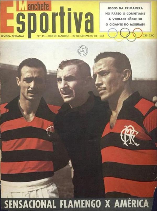 Chamorro, entre Pavão e Tomires, após a conquista do tri de 1955 pelo Flamengo.(Imagem:Reprodução/Manchete Esportiva)