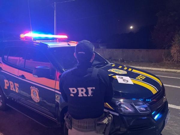 Homem foi detido em razão de mandado de prisão civil por pensão alimentícia.(Imagem:Divulgação/PRF)