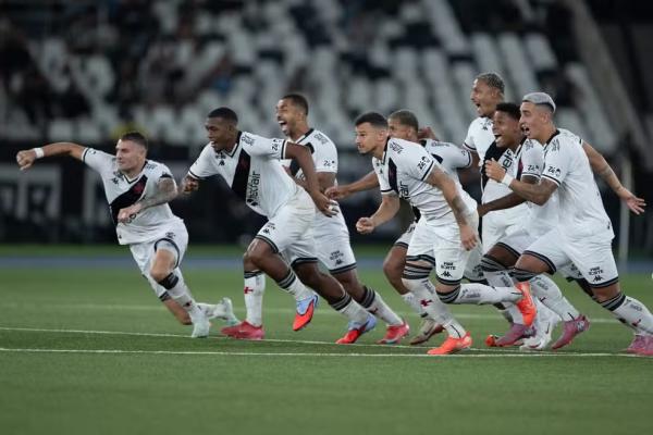 Jogadores do Vasco comemoram classificação diante do Botafogo.(Imagem:Jorge Rodrigues/AGIF)