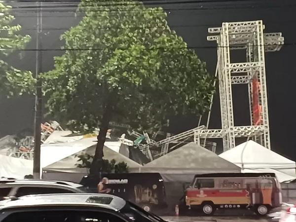 Palco onde cantaria Marisa Monte desaba em Niterói(Imagem:Reprodução)