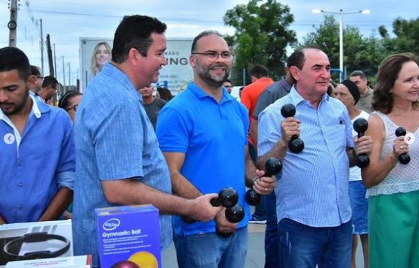 Vereador Joab Curvina participa da entrega de kits de atendimento em fisioterapia e educação física.(Imagem:Reprodução/Instagram)